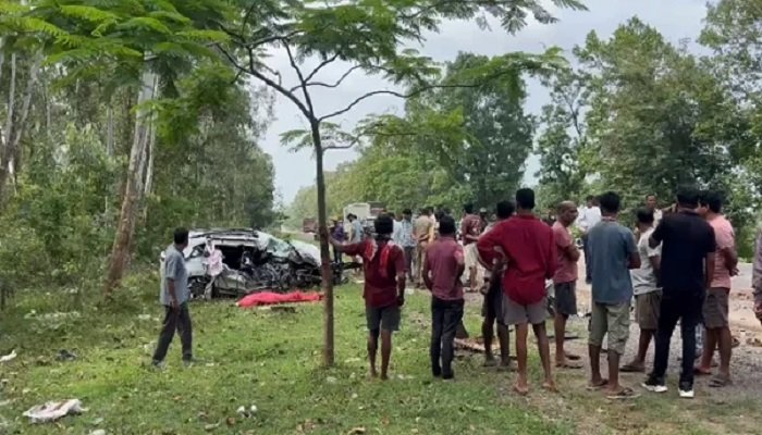 CG Accident: यात्री बस से कार की भीषण टक्कर, चालक की मौके पर मौत, दो लोग घायल