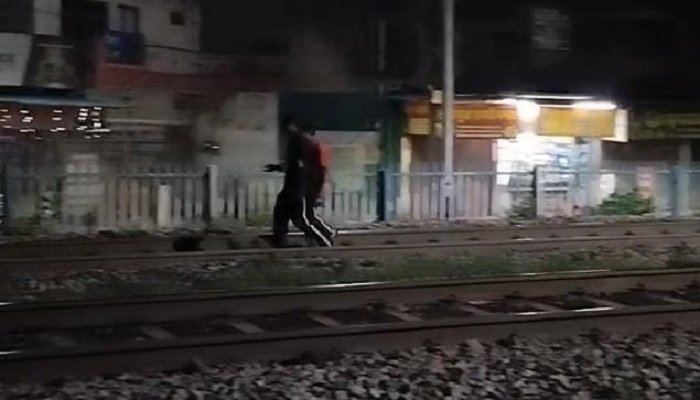 कोरबा : मोबाइल पर बात करते-करते रेलवे ट्रैक पार कर रहा युवक मालगाड़ी की चपेट में आया, हादसे में कटा पैर