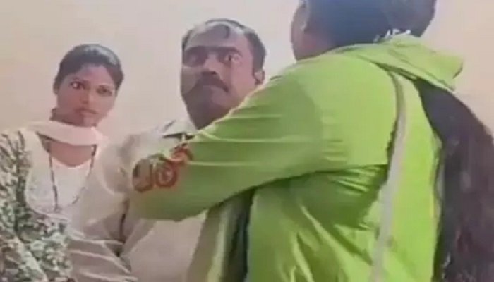 रायगढ़ में प्रोफेसर पर अश्लील मैसेज भेजने का आरोप, कॉलेज पहुंची युवती ने मंगेतर संग की पिटाई, VIDEO वायरल