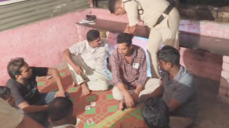 कोरबा पुलिस की बड़ी कार्रवाई: वाहन स्टैंड में सजे जुए के फड़ का भंडाफोड़, 8 आरोपी गिरफ्तार