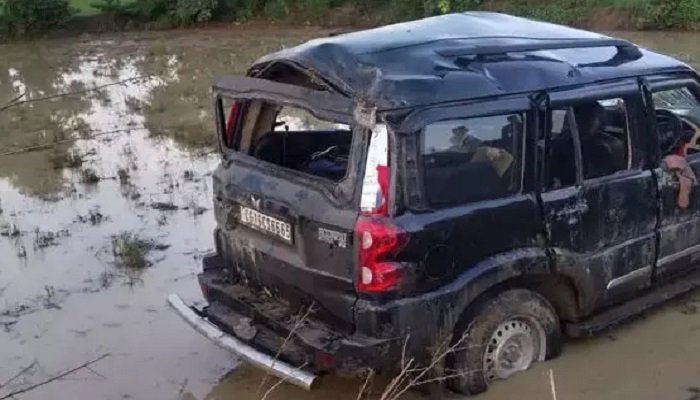 CG – तेज रफ्तार स्कॉर्पियो का टायर फटा, अनियंत्रित होकर खेत में पलटी; 9 लोग घायल
