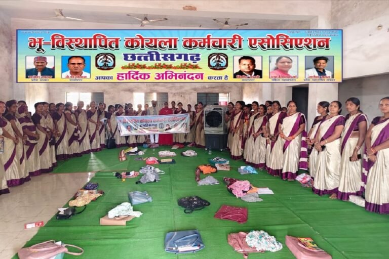 हरदी बाजार में बिहान समूह की महिलाओं को राजेश यादव ने किया कूलर वितरण