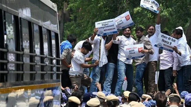 NEET-2026 पेपर लीक विरोध प्रदर्शन: आपत्तिजनक पोस्टरों और वायरल फोटो-वीडियो पर पुलिस ने शुरू की जांच