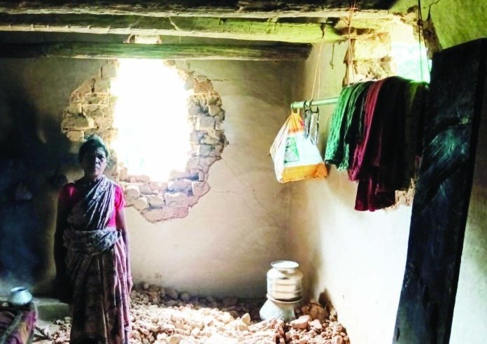 कोरबा में लोनर हाथी का आतंक जारी, बंजारी गांव में घुसकर दो ग्रामीणों के घर किए क्षतिग्रस्त