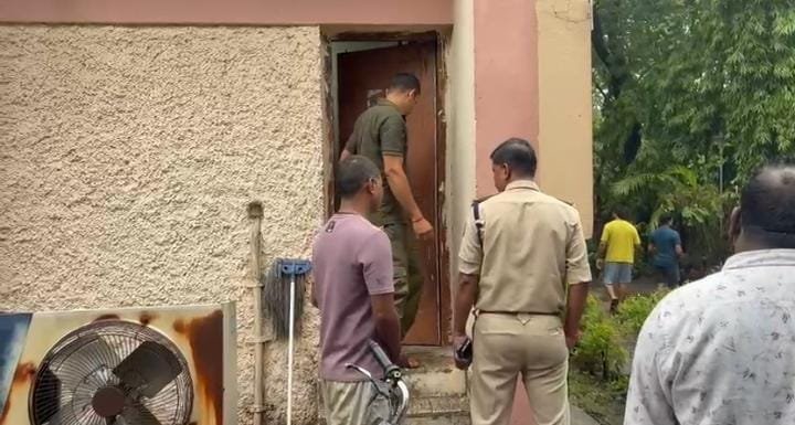 कोरबा: LIC ऑफिस के अंदर फंदे से लटकी मिली सुरक्षाकर्मी की लाश, जांच में जुटी पुलिस