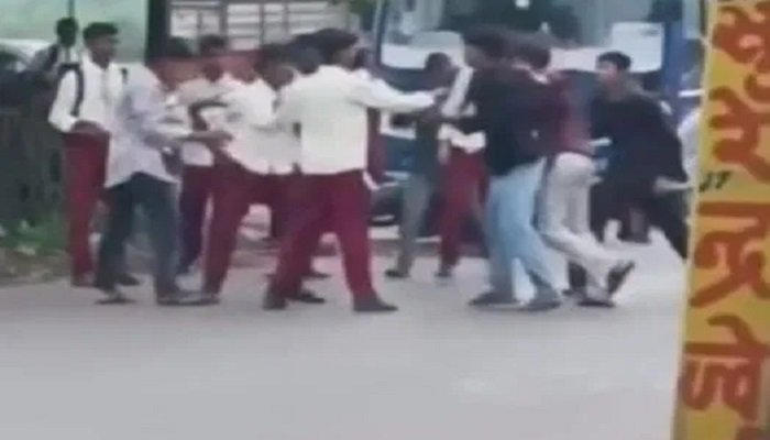 कोरबा में स्कूली छात्रों के दो गुट भिड़े, सड़क पर जमकर चले लात-घूंसे; थाने पहुंचा मामला