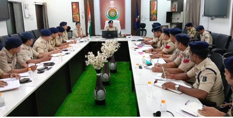 बिलासपुर रेंज में साइबर अपराध पर IG राम गोपाल गर्ग सख्त, फर्जी SIM बेचने वाले POS एजेंटों पर FIR के निर्देश