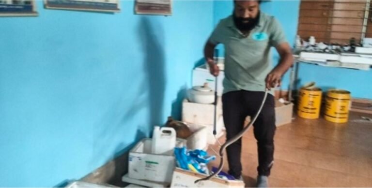 कोरबा के पशु चिकित्सालय में निकला जहरीला कोबरा, रेस्क्यू टीम ने सुरक्षित पकड़ा