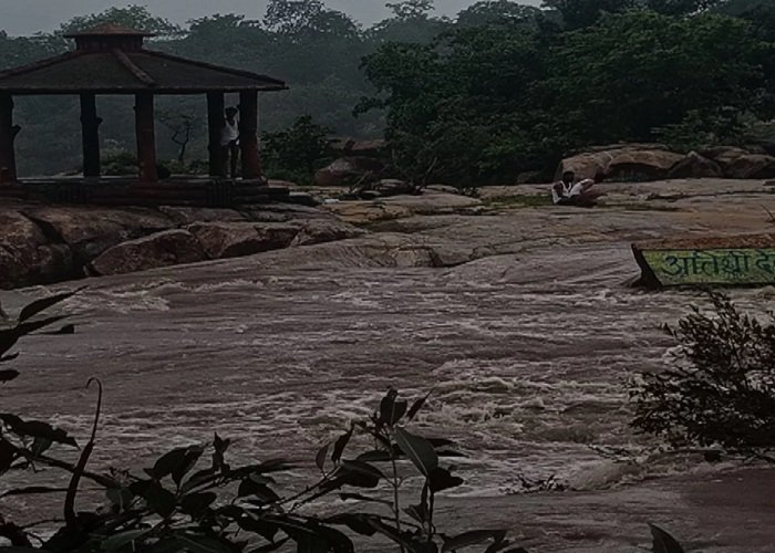 कोरबा: फोटो खींचने पहुंचे तीन युवक देवपहरी जलप्रपात में फंसे, 15 घंटे बाद सुरक्षित रेस्क्यू