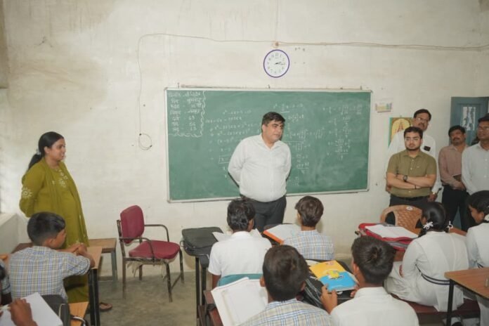 Korba: शिक्षक बने जिलाधीश, विद्यार्थियों को पढ़ाया भौतिकी का पाठ; मेहनत से आगे बढ़ने का दिया मंत्र