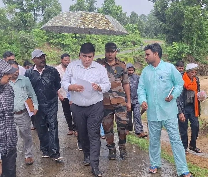 बरसात में ग्रामीणों की परेशानी दूर करने की पहल, कोरबा कलेक्टर कुणाल दुदावत ने क्षतिग्रस्त पुल-पुलियों का किया निरीक्षण