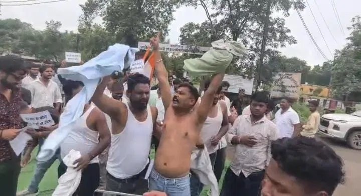 कोरबा: अटल प्रतिमा विवाद पर युवा कांग्रेस का अर्धनग्न प्रदर्शन, CMO-ठेकेदार पर कार्रवाई की मांग