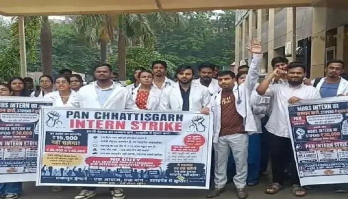 कोरबा जिला अस्पताल के इंटर्न डॉक्टर हड़ताल पर, OPD और वार्ड सेवाएं प्रभावित; स्टाइपेंड बढ़ाने की मांग