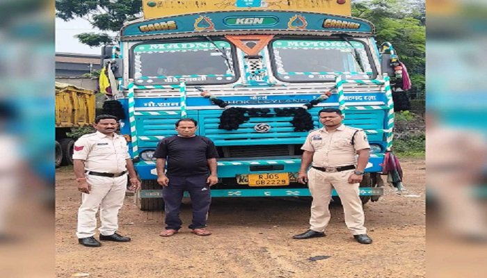 रायगढ़ में ऑपरेशन प्रहार का बड़ा असर: 24 टन स्क्रैप से लदा 14 चक्का ट्रक पकड़ा, 17.55 लाख का माल जब्त