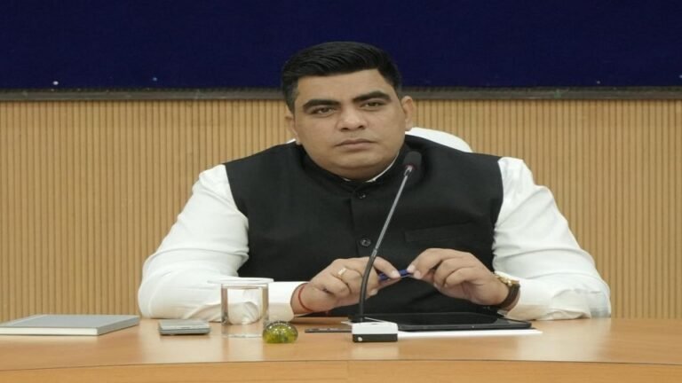 Korba: कलेक्टर कुणाल दुदावत का सख्त एक्शन, DEO समेत 3 अधिकारियों का वेतन रोकने के निर्देश