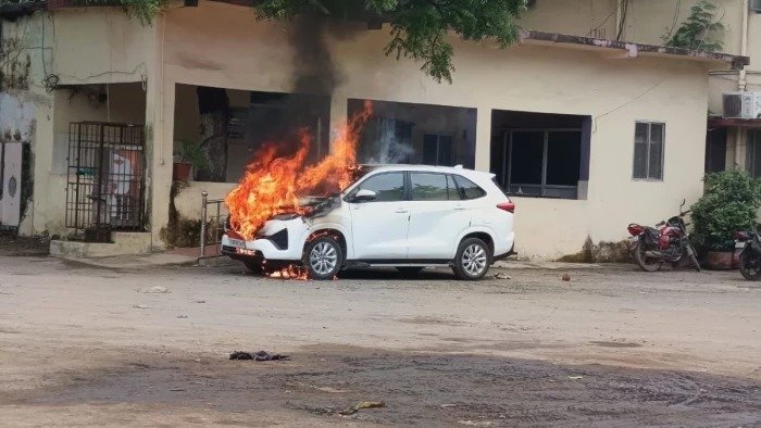 दुर्ग नगर निगम में महापौर अलका बाघमार की इनोवा में लगी आग, मचा हड़कंप