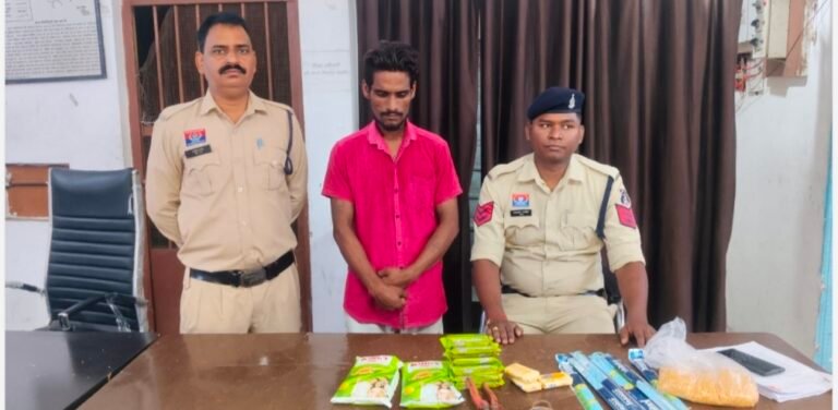 रात में ताला तोड़कर दुकान से नकदी और राशन चोरी, आरोपी चढ़ा पुलिस के हत्थे