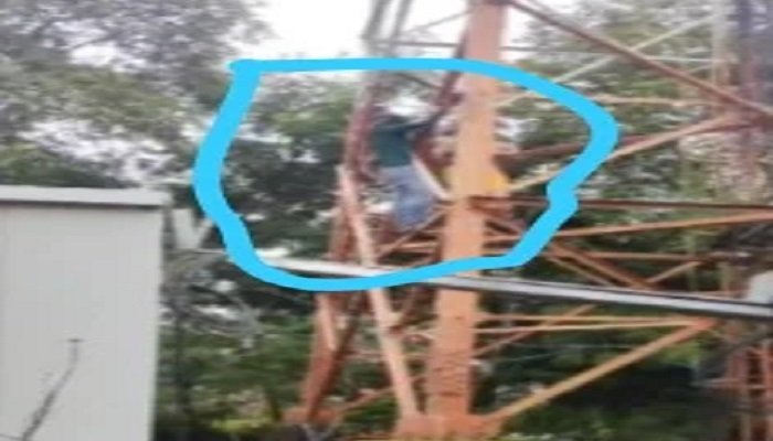 सक्ती में मोबाइल टावर पर चढ़ी किशोरी, छलांग की आशंका से मचा हड़कंप