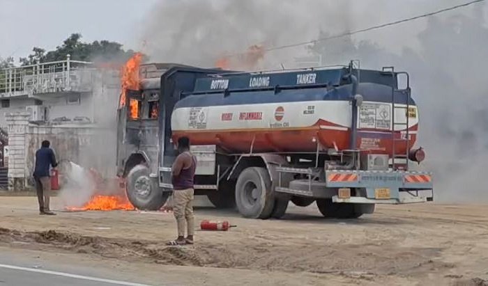 कोरबा में पेट्रोल-डीजल से भरे टैंकर में लगी आग, कटघोरा-अंबिकापुर NH-130 पर मची अफरा-तफरी