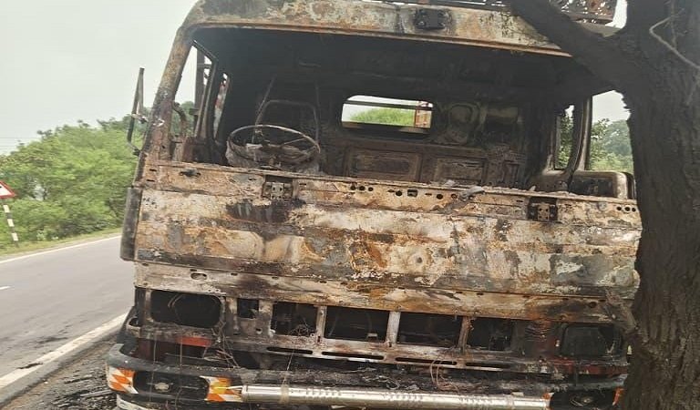 कटघोरा बाईपास पर पेड़ से टकराया 407 वाहन, धू-धूकर जला; चालक ने कूदकर बचाई जान