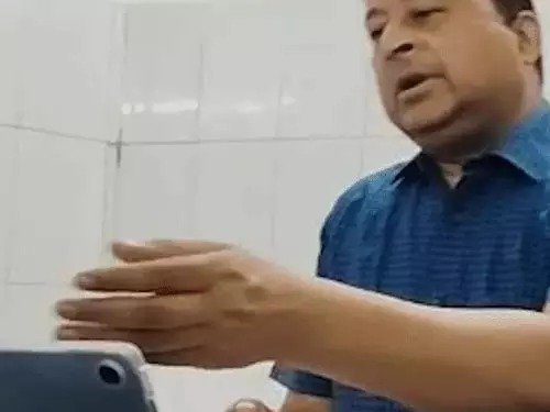 मेडिकल सर्टिफिकेट के लिए रिश्वत लेते डॉक्टर कैमरे में कैद, वीडियो वायरल होने से मचा हड़कंप